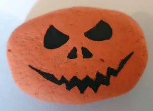 Jack O'Lantern malet på sten til Halloween