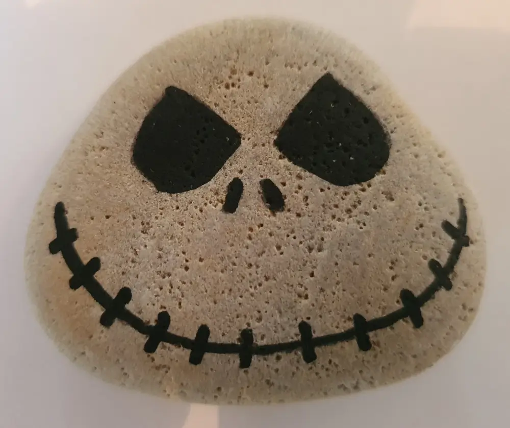 Jack Skellington malet på sten til Halloween