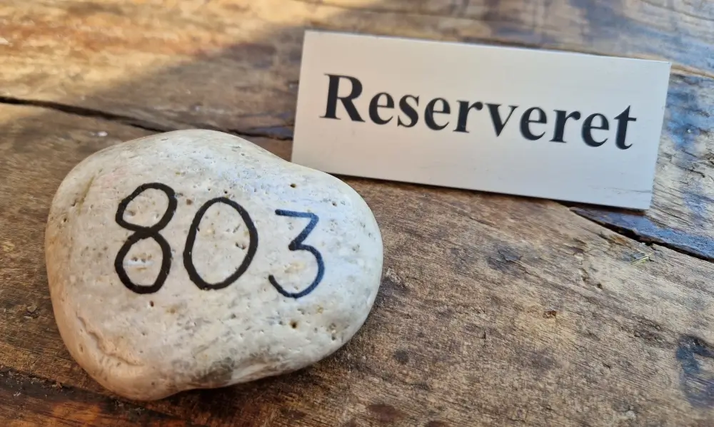 Tal malet på sten som bordnummer på restaurant