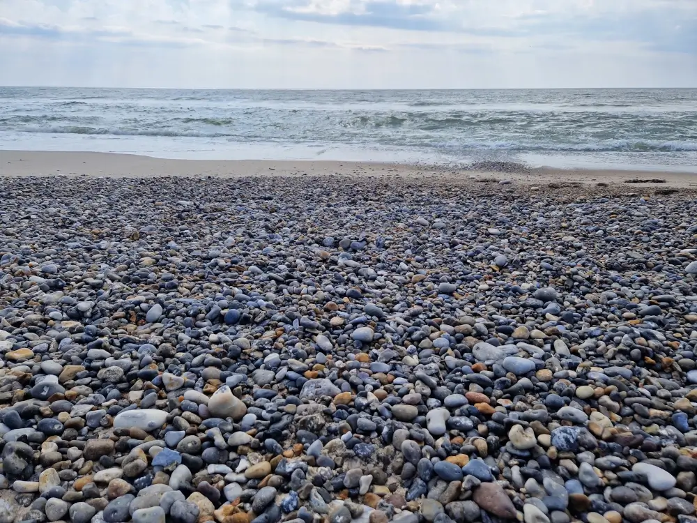 Stor bunke af sten på stranden