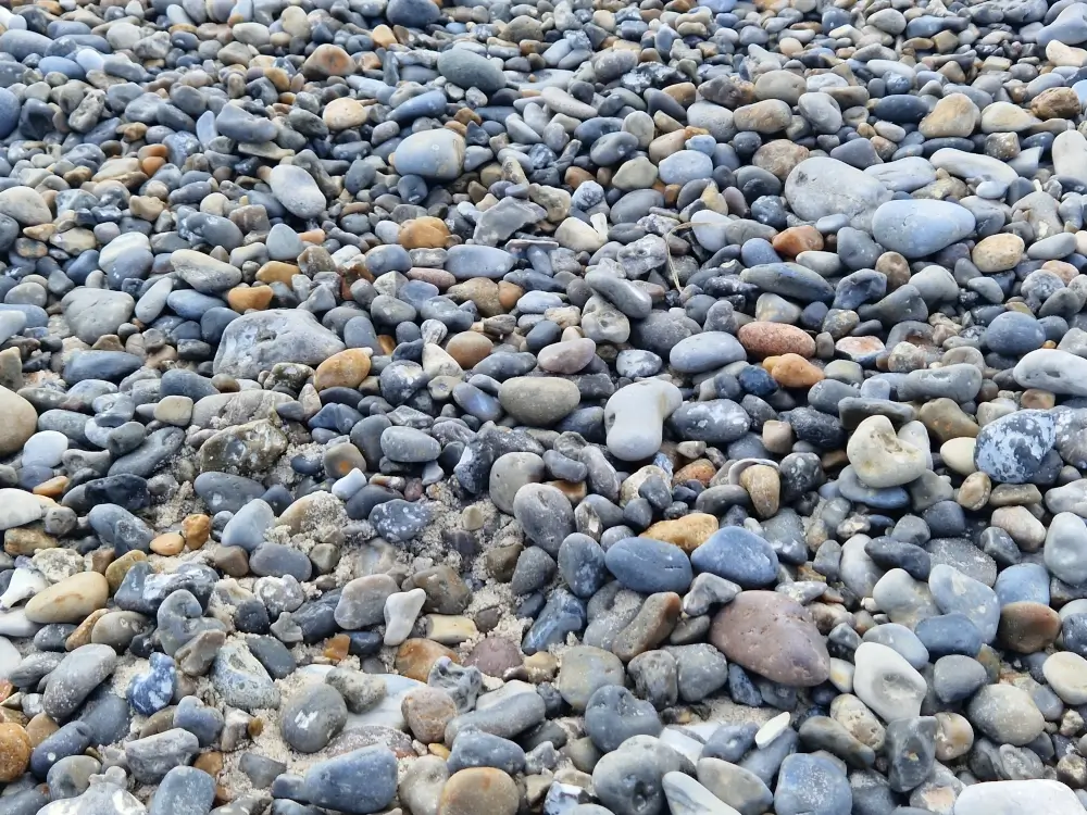 Dynge af strandsten i mange former og størrelser