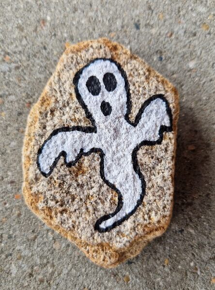 Spøgelse malet på sten til Halloween