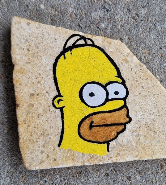 Homer Simpson malet på sten