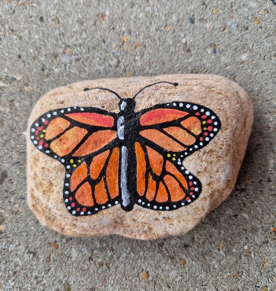 Sommerfugl malet på sten med stenmaling og tusser